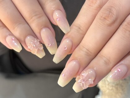 パーツを盛ったネイルデザイン